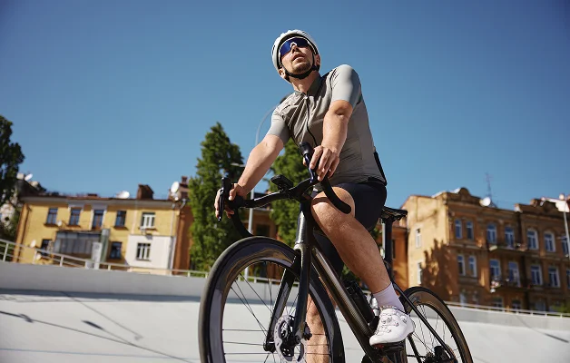 Ciclista con casco circulando por una zona urbana.