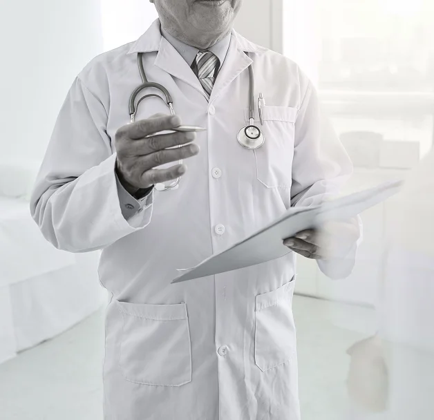 Documentos médicos revisados en un caso de negligencia médica en Boston.