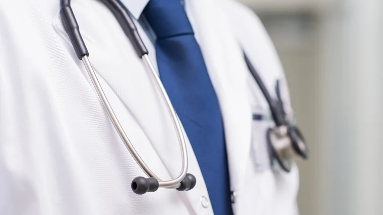 Paciente conversando con su médico sobre síntomas tras un tratamiento.