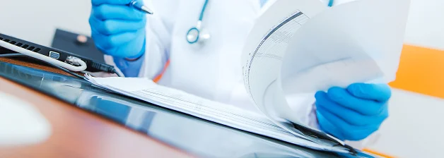 Médico junto a un paciente representando un tipo de negligencia médica.