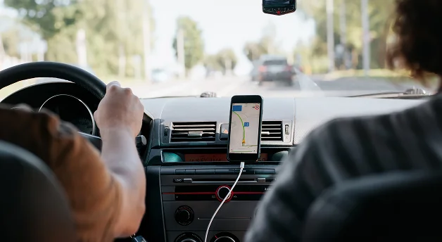 Vehículo de Uber o Lyft involucrado en un accidente de tránsito.