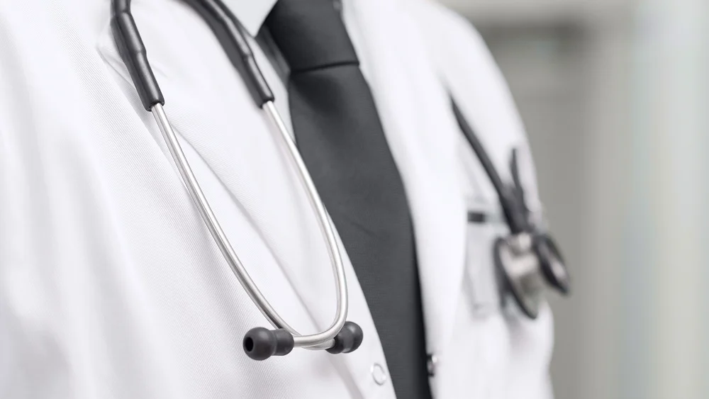 Profesional médico revisando el expediente de un paciente.