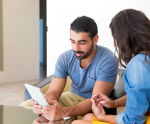 Pareja revisando en una tablet cómo escoger a un abogado de lesiones personales.