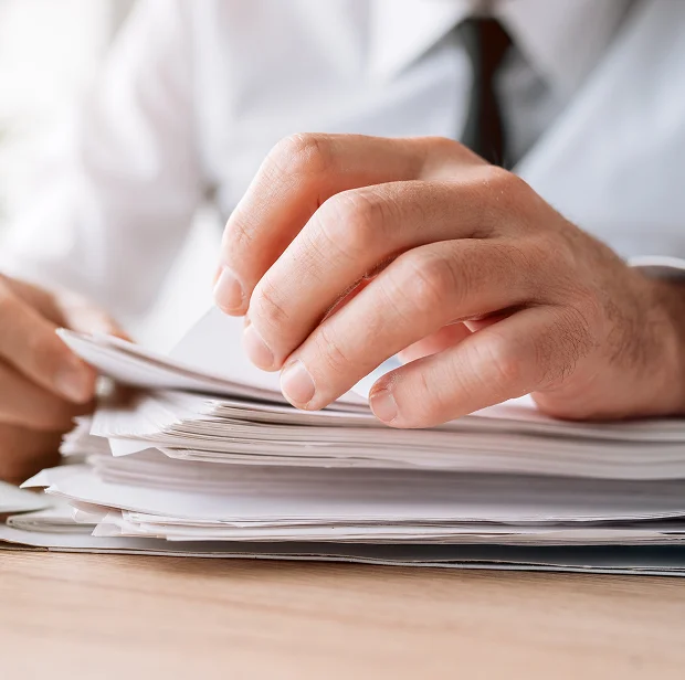 Abogado revisando documentos para calcular el valor de un caso de lesiones personales.