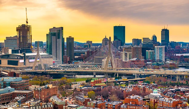 Horizonte de Boston con el puente Zakim al atardecer.