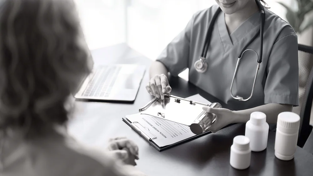 Abogado coordinando documentos médicos y de seguro.